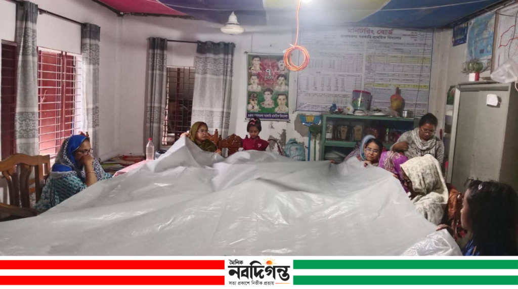 প্রাথমিক বিদ্যালয়ের জরাজীর্ণ অফিস বৃষ্টিতে পলিথিন মাথায় দিয়ে অফিস কক্ষে প্রাথমিক বিদ্যালয়ের জরাজীর্ণ অফিস বৃষ্টিতে পলিথিন মাথায় দিয়ে অফিস কক্ষে