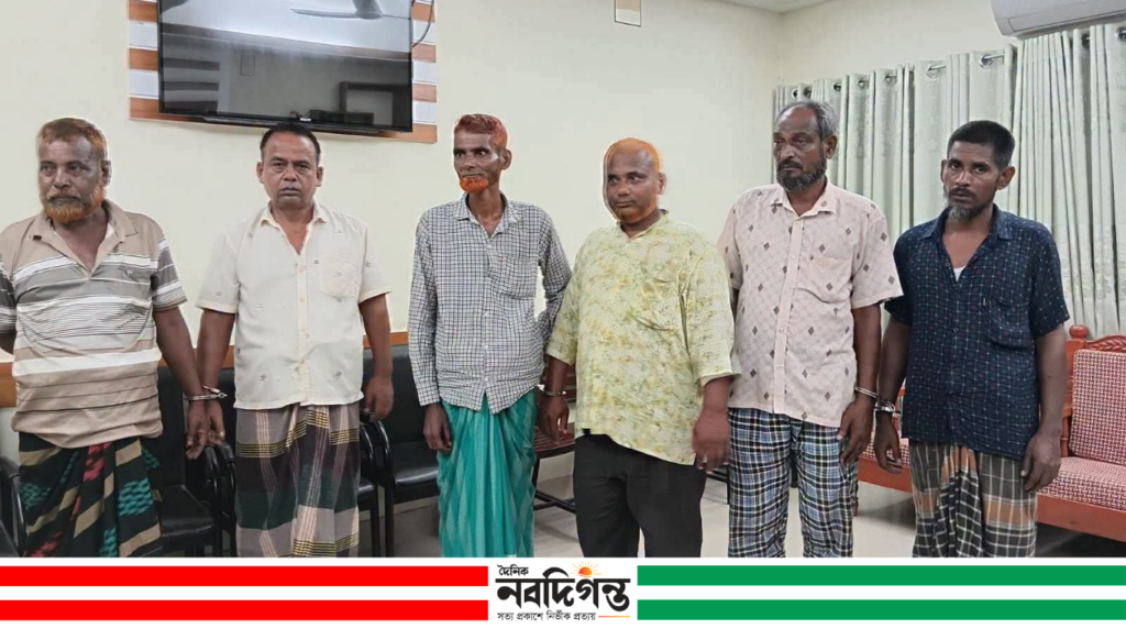 পত্নীতলায় জুয়া খেলার অপরাধে গ্রেফতার ৬, নগদ টাকা ও তাস জব্দ