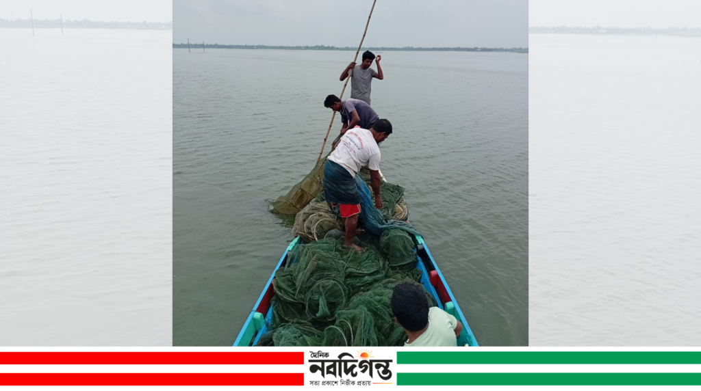 নলডাঙ্গায় অভিযানে ২৭টি অবৈধ চায়না দুয়ারি জাল জব্দ, পুড়িয়ে ধ্বংস