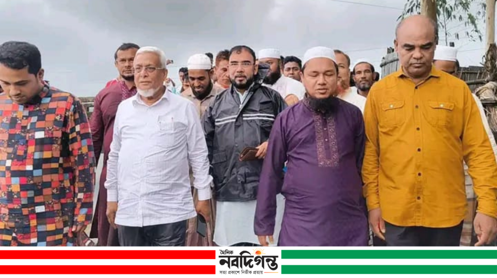 দুর্গত হ্নীলা পরিদর্শনে এমপি শাহজাহান, ত্রাণ বিতরণ