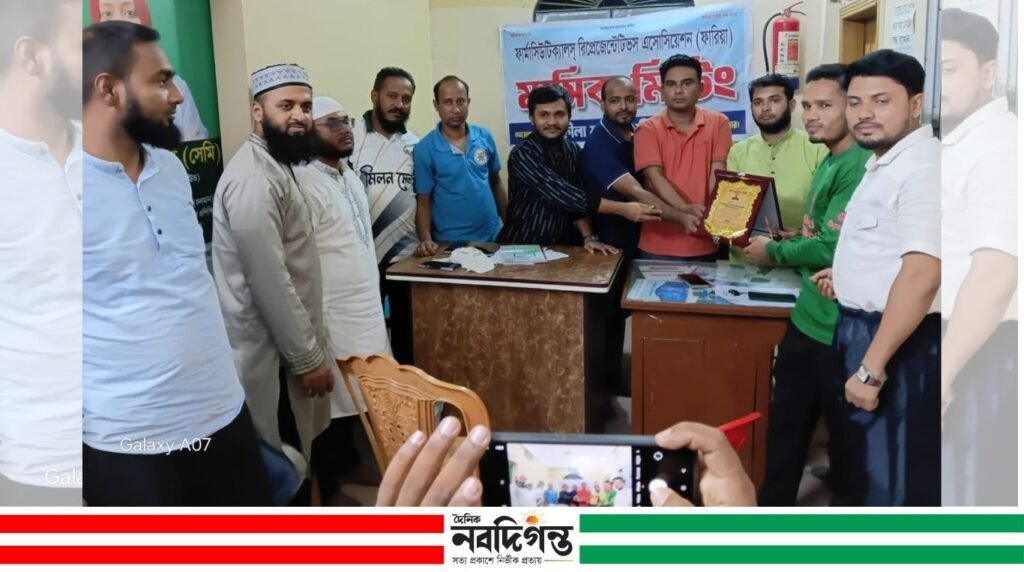 হ্নীলা মডেল ফারিয়ার মাসিক সভা অনুষ্ঠিত, ‘মি. ঢাকা’ আসরে কৃতিত্বের জন্য আমির আলীকে সংবর্ধনা