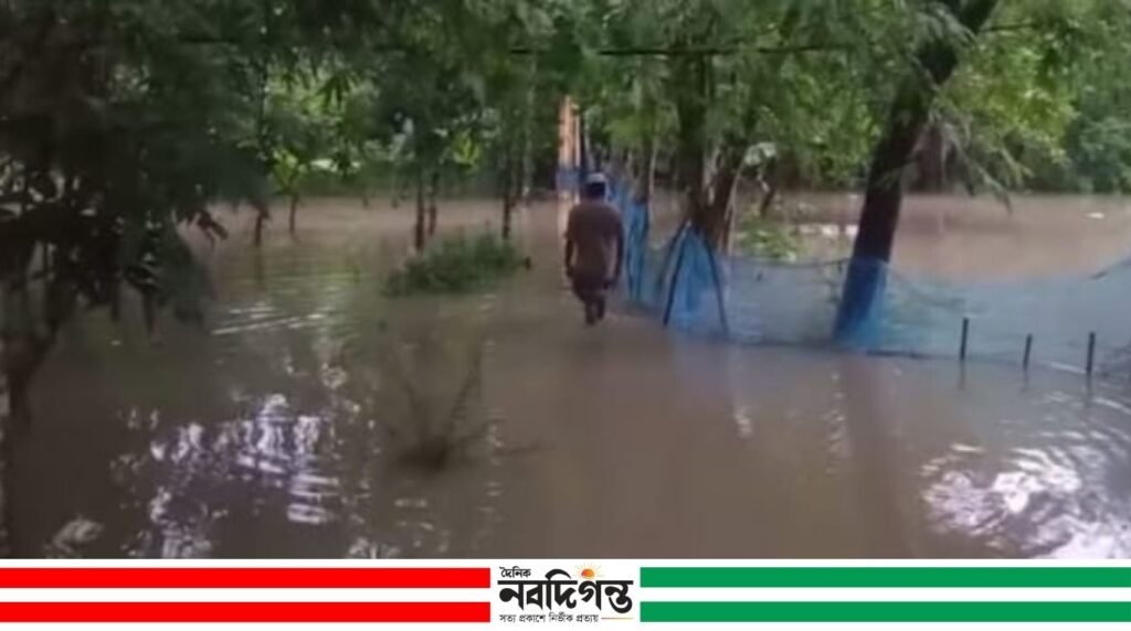 টানা বৃষ্টিতে কাজহীন কয়রার শ্রমজীবীরা, বাড়ছে পাউবোর বেড়িবাঁধ নিয়ে শঙ্কা