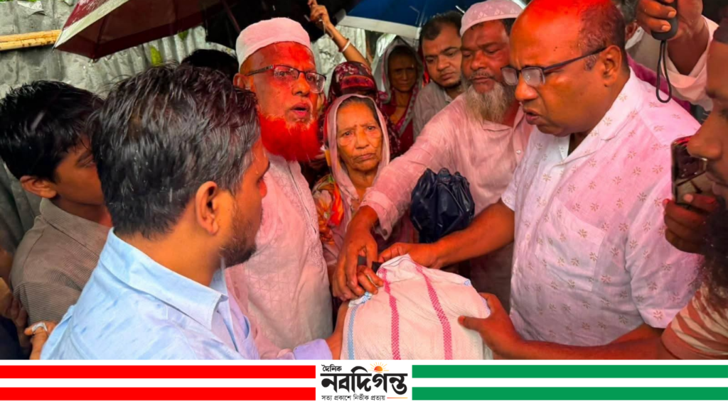 ঈদগাঁও বাজার ও সংলগ্ন এলাকা পানিতে সয়লাব, দুর্গতদের পাশে স্থানীয় এমপি ঈদগাঁও বাজার ও সংলগ্ন এলাকা পানিতে সয়লাব, দুর্গতদের পাশে স্থানীয় এমপি