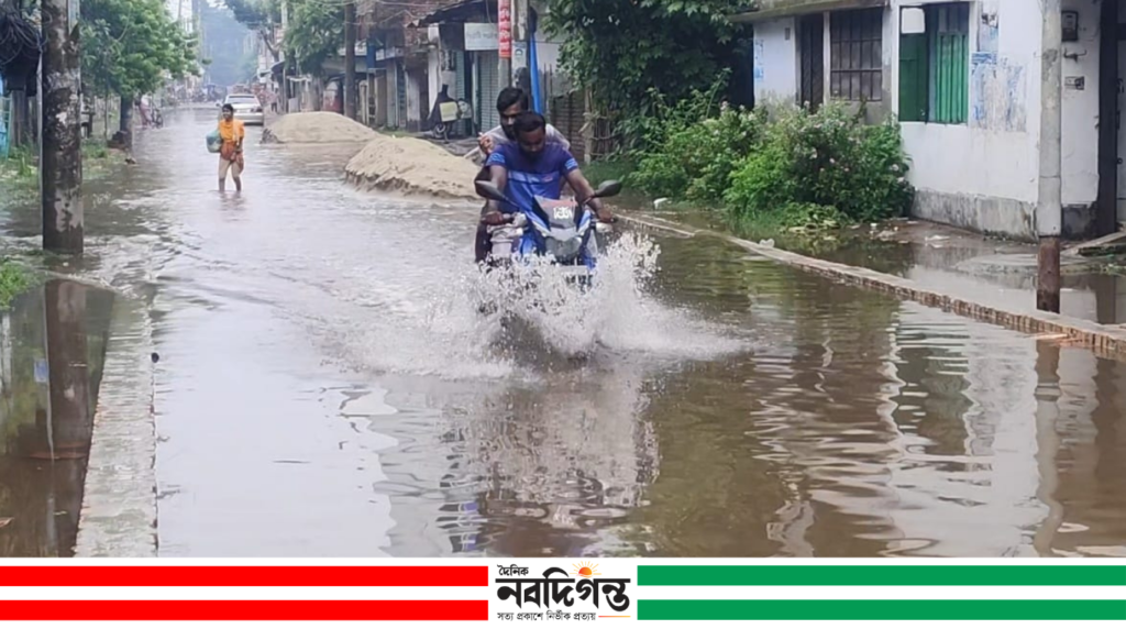 টানা বৃষ্টিতে বাগেরহাটে জলাবদ্ধতা, হাসপাতাল রোডে জাল ফেলে মাছ শিকার