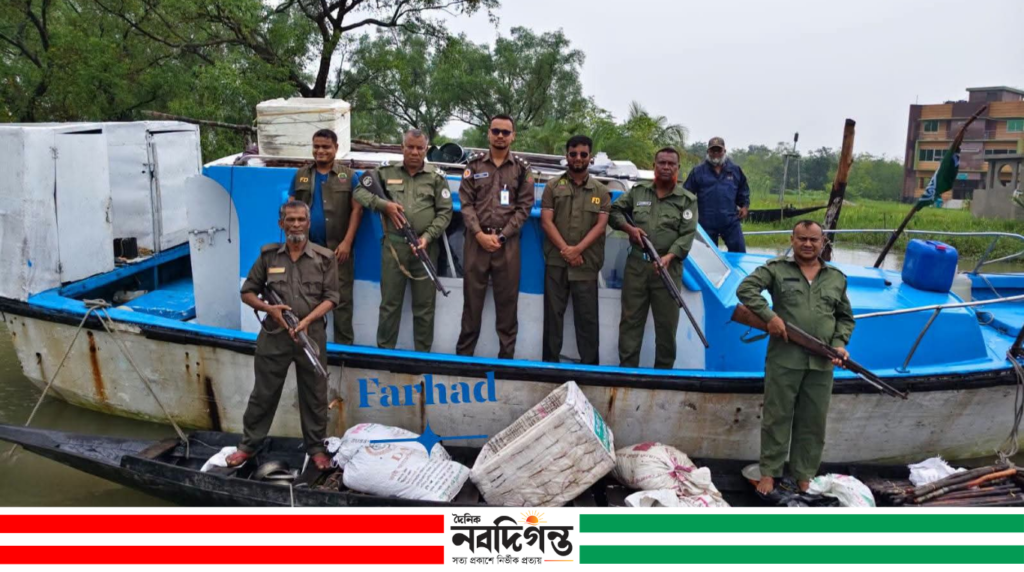 নিষিদ্ধ সময়ে সুন্দরবনের বিষযুক্ত ১৫০ কেজি চিংড়ি সহ নৌকা জব্দ