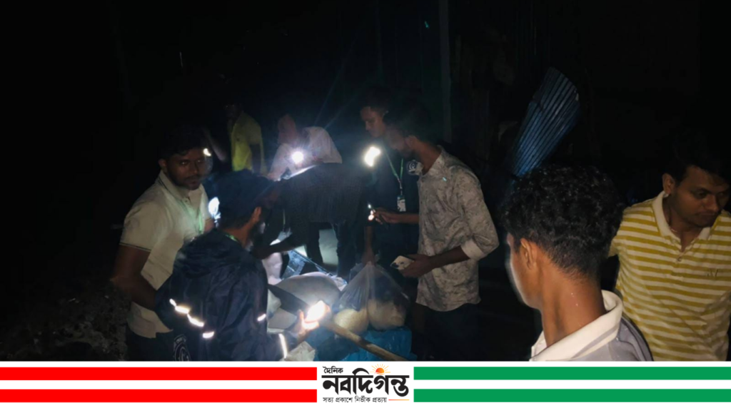 বন্যাদুর্গত মানুষের পাশে স্বপ্নতরী স্বেচ্ছাসেবী যুব সংগঠন, ৫০ পরিবার পেল ত্রাণ
