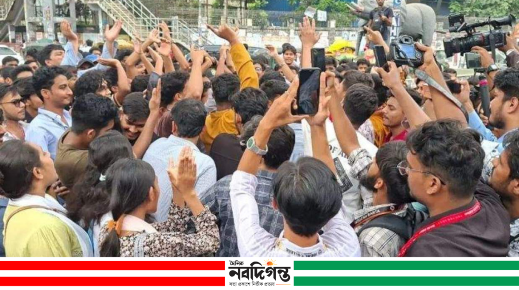 ৩ দাবি আন্দোলনরত এইচএসসি পরীক্ষার্থীদের ৩ দাবি আন্দোলনরত এইচএসসি পরীক্ষার্থীদের