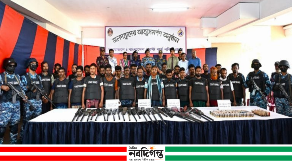 সুন্দরবনে ছোট জাহাঙ্গীর বাহিনীর প্রধানসহ ২৭ জনের আত্মসমর্পণ