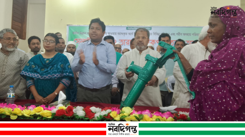 সিংড়ায় সেলাই মেশিন, টিউবওয়েল ও অনুদানের চেক বিতরণ