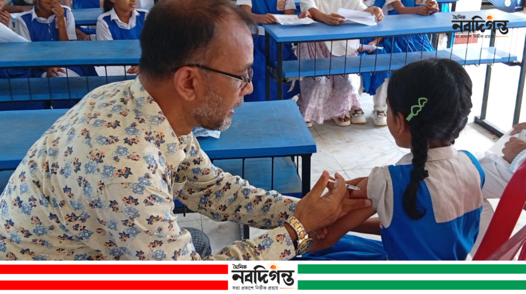 উখিয়া মডেল সরকারি প্রাথমিক বিদ্যালয়ে ২৯ শিক্ষার্থীকে এইচপিভি টিকা প্রদান