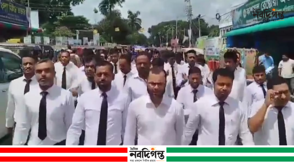 গোপালগঞ্জ আদালতে বিচারকের পেপার ওয়েট নিক্ষেপের ঘটনায় আইনজীবীদের বিক্ষোভ