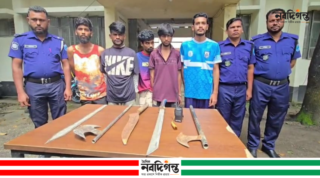 পলাশে ডাকাতির পরিকল্পনার সময় দেশীয় অস্ত্রসহ ৫ জন গ্রেপ্তার