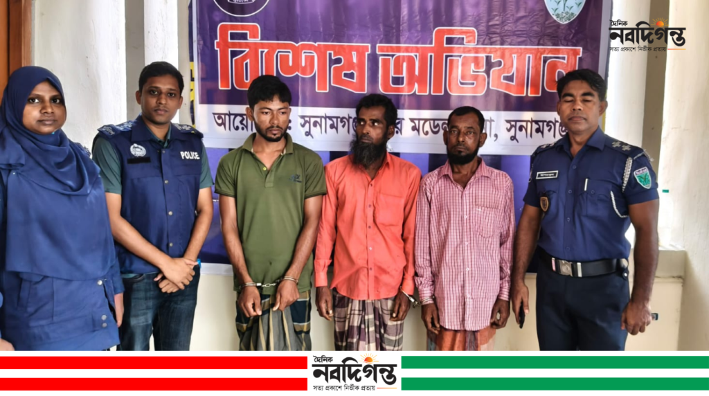 সুনামগঞ্জে পুলিশের অভিযানে কোটি টাকার ভারতীয় শাড়ি ও দুটি নৌকা জব্দ, আটক ৩