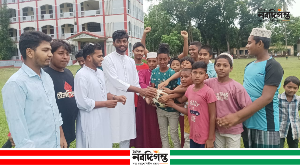 নড়াইলে তরুণদের মাঝে ফুটবল বিতরণ করল ছাত্রশিবির