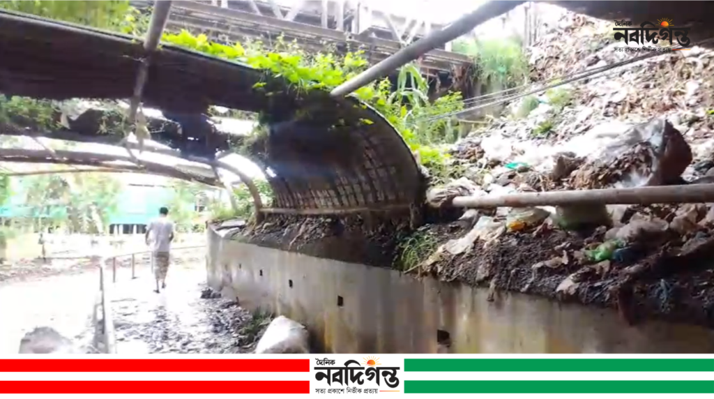 ময়লার স্তুপে আশুলিয়ার বাইপাইল আন্ডারপাস, দুর্ভোগে পথচারীরা ময়লার স্তুপে আশুলিয়ার বাইপাইল আন্ডারপাস, দুর্ভোগে পথচারীরা