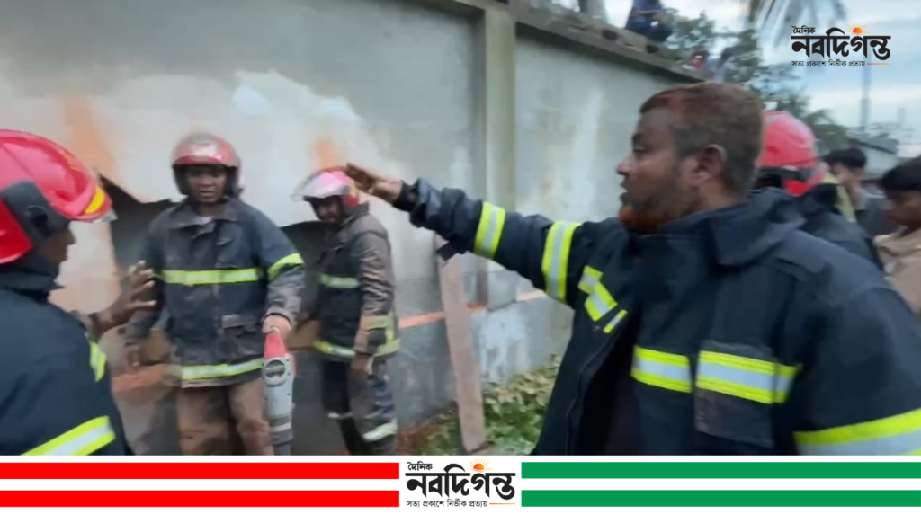 রূপগঞ্জে দুই দেয়ালের মাঝে আটকে পড়া বৃদ্ধাকে ৫ ঘণ্টা পর জীবিত উদ্ধার রূপগঞ্জে দুই দেয়ালের মাঝে আটকে পড়া বৃদ্ধাকে ৫ ঘণ্টা পর জীবিত উদ্ধার