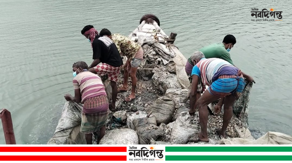 বন বিভাগের অভিযানে উদ্ধার ৭৭ বস্তা জীবিত ঝিনুক মালঞ্চ নদীতে অবমুক্ত বন বিভাগের অভিযানে উদ্ধার ৭৭ বস্তা জীবিত ঝিনুক মালঞ্চ নদীতে অবমুক্ত