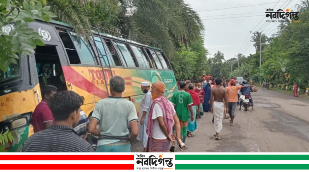 ডুমুরিয়ায় নিয়ন্ত্রণ হারিয়ে খাদে বাস, পথচারী নারী গুরুতর আহত