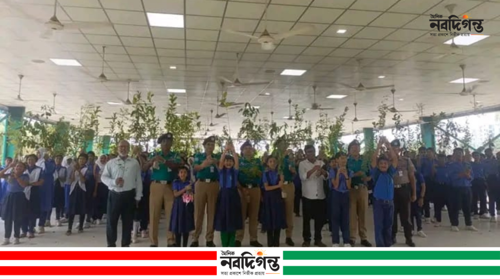 প্রকৃতি ও জীবন ক্লাব-কেএমপির উদ্যোগে শিক্ষার্থীদের মাঝে গাছের চারা বিতরণ