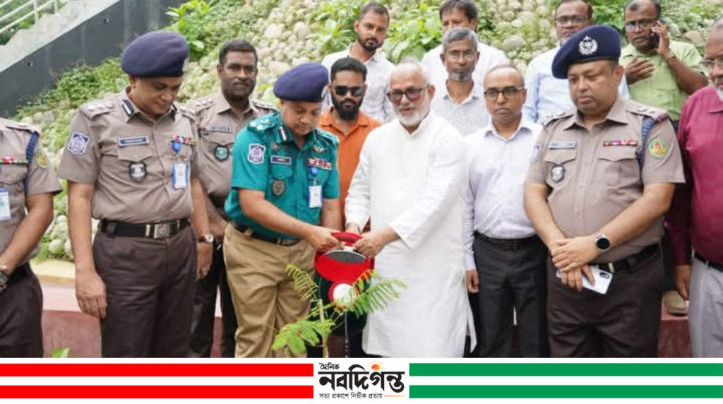 সবুজ ও বাসযোগ্য নগর গড়তে কেএমপির ১২ হাজার ৫০০ বৃক্ষরোপণ কর্মসূচি সবুজ ও বাসযোগ্য নগর গড়তে কেএমপির ১২ হাজার ৫০০ বৃক্ষরোপণ কর্মসূচি