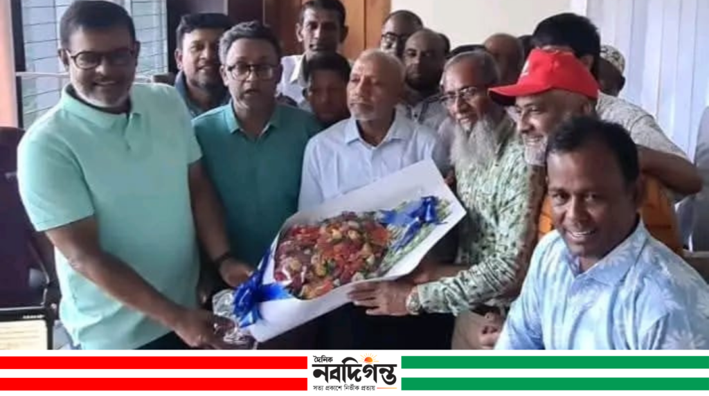 খুলনা ওয়াসার চেয়ারম্যান মনিরুজ্জামান মনিকে ফুলেল শুভেচ্ছা