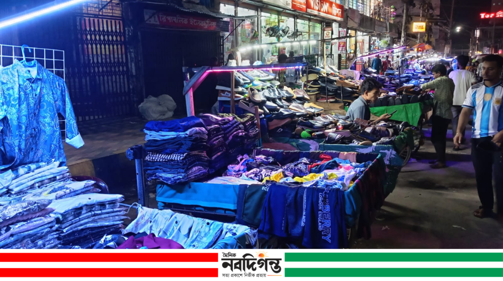 টানা বৃষ্টিতে খুলনার হকারদের আয় বন্ধ, বিপাকে শত শত পরিবার