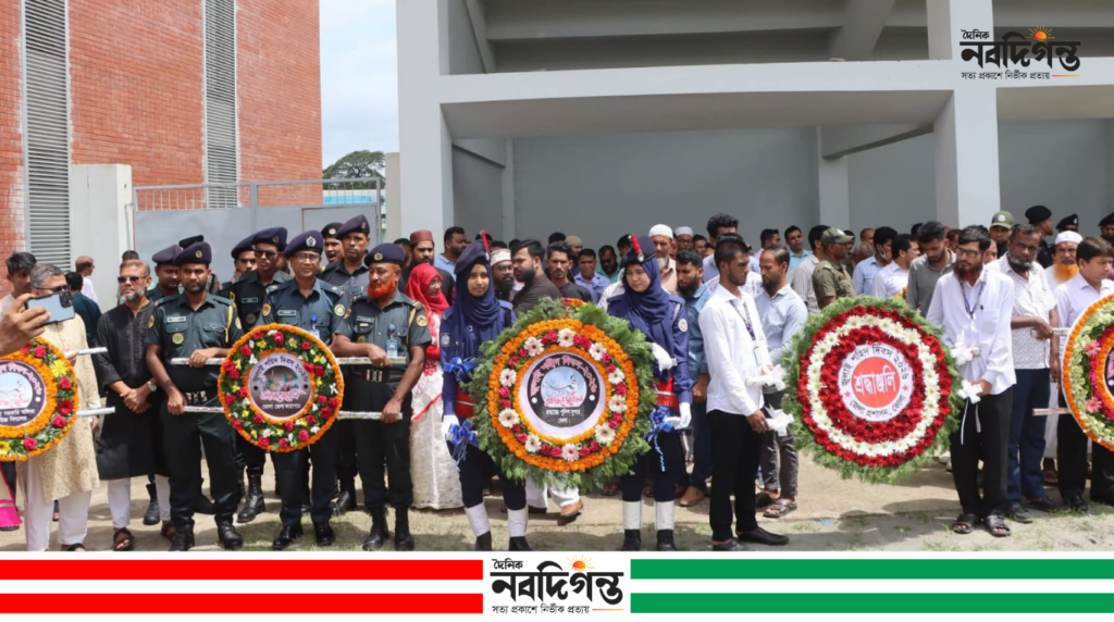 জুলাই শহীদ দিবসে ভোলা জুলাই স্মৃতিস্তম্ভে জেলা পুলিশের শ্রদ্ধাঞ্জলি জুলাই শহীদ দিবসে ভোলা জুলাই স্মৃতিস্তম্ভে জেলা পুলিশের শ্রদ্ধাঞ্জলি