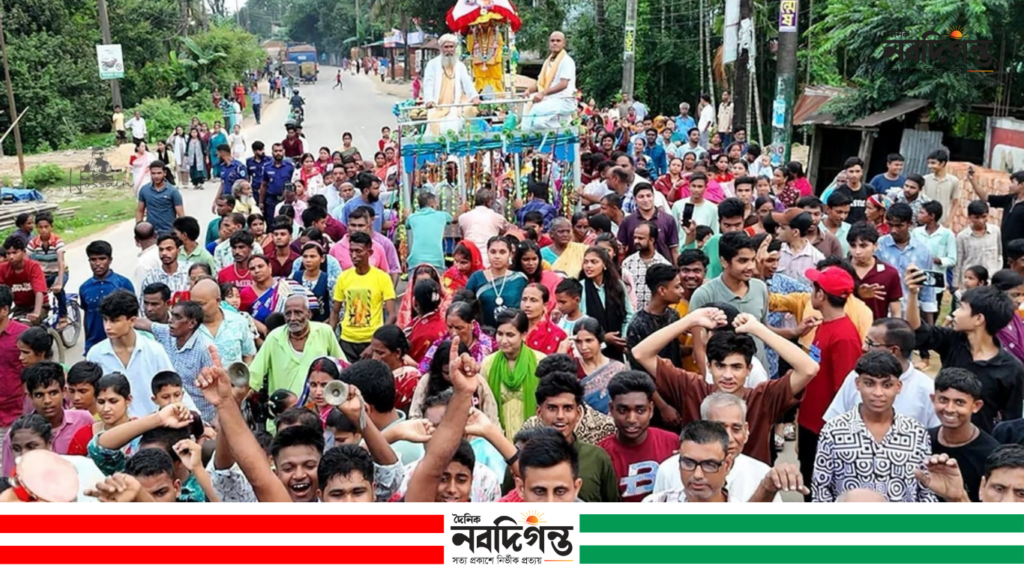 জৈন্তাপুরে ধর্মীয় ভাবগাম্ভীর্যে পালিত হলো শ্রীশ্রী জগন্নাথদেবের রথযাত্রা কালিহাতীতে উৎসবমুখর পরিবেশে জগন্নাথ দেবের রথযাত্রা অনুষ্ঠিত গৌরাঙ্গ বিশ্বাস বিশেষ প্রতিনিধি টাঙ্গাইলের কালিহাতীতে উৎসবমুখর পরিবেশে সনাতন ধর্মাবলম্বীদের অন্যতম ধর্মীয় উৎসব শ্রী শ্রী জগন্নাথ দেবের রথযাত্রা অনুষ্ঠিত হয়েছে। বৃহস্পতিবার (১৬ জুলাই) বিকেলে হাজার হাজার সনাতন ধর্মাবলম্বীর স্বতঃস্ফূর্ত অংশগ্রহণে বর্ণাঢ্য এ রথযাত্রা অনুষ্ঠিত হয়। ঢাক-ঢোল, শঙ্খধ্বনি, কীর্তন ও ধর্মীয় সঙ্গীতে মুখরিত হয়ে ওঠে পুরো জনপদ। বিকেল ৫ টায় কালিহাতী কেন্দ্রীয় জয়কালী মন্দির প্রাঙ্গণ থেকে ধর্মীয় আচার-অনুষ্ঠানের মধ্য দিয়ে রথযাত্রার আনুষ্ঠানিক সূচনা হয়। পরে ভক্তরা রশি টেনে সুসজ্জিত রথটি কালিহাতী হাসপাতাল রোড ও টাঙ্গাইল-জামালপুর জাতীয় মহাসড়ক অতিক্রম করে দক্ষিণ বেতডোবা এলাকার মাসীর বাড়িতে নিয়ে যান। রথের দুই পাশে ভক্তদের দীর্ঘ সারি এবং ধর্মীয় সঙ্গীতের তালে তালে এগিয়ে চলে বর্ণাঢ্য শোভাযাত্রা। রথযাত্রাকে ঘিরে সকাল থেকেই মন্দির প্রাঙ্গণে মেলা ও আশপাশের এলাকায় ভক্তদের ব্যাপক উপস্থিতি লক্ষ্য করা যায়। নারী, পুরুষ, শিশু ও বিভিন্ন বয়সী মানুষ ধর্মীয় ভক্তি ও উৎসাহ-উদ্দীপনার সঙ্গে এ আয়োজনে অংশ নেন। অনেকেই রথের রশি টেনে নিজেদের ধর্মীয় বিশ্বাস ও ঐতিহ্যের প্রতি শ্রদ্ধা নিবেদন করেন। কালিহাতী কেন্দ্রীয় জয়কালী মন্দিরের সভাপতি সুদীব কুমার দত্ত মানু ও সাধারণ সম্পাদক সমীর সাহা চৌধুরী মানিক জানান, রথযাত্রা উপলক্ষে প্রতিবছরের মতো এবারও বিভিন্ন ধর্মীয় আচার-অনুষ্ঠানের আয়োজন করা হয়েছে। আগামী ২৪ জুলাই ফিরতি রথযাত্রার মাধ্যমে দক্ষিণ বেতডোবার মাসীর বাড়ি থেকে রথটি পুনরায় কালিহাতী কেন্দ্রীয় জয়কালী মন্দিরে আনা হবে। এর মধ্য দিয়েই এবারের রথযাত্রা উৎসবের আনুষ্ঠানিক সমাপ্তি ঘটবে। আয়োজকরা জানান, সনাতন ধর্মাবলম্বীদের ধর্মীয় অনুভূতি ও বহু বছরের ঐতিহ্যকে ধারণ করে প্রতিবছর এ রথযাত্রা অনুষ্ঠিত হয়। শান্তিপূর্ণ ও সুশৃঙ্খল পরিবেশে ধর্মীয় উৎসব সম্পন্ন করতে স্বেচ্ছাসেবকদের পাশাপাশি আইনশৃঙ্খলা রক্ষাকারী বাহিনীর সদস্যরাও দায়িত্ব পালন করেন। ধর্মীয় ভাবগাম্ভীর্য, সম্প্রীতি ও উৎসবের আমেজে অনুষ্ঠিত এবারের রথযাত্রা কালিহাতীর সনাতন ধর্মাবলম্বীদের জন্য পরিণত হয় এক আনন্দঘন মিলনমেলায়।