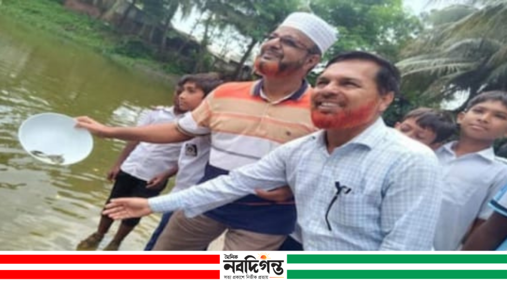 কয়রায় মদিনাবাদ সরকারী মডেল মাধ্যমিক বিদ্যালয়ের পুকুরে মাছের পোনা ছাড়া হলো