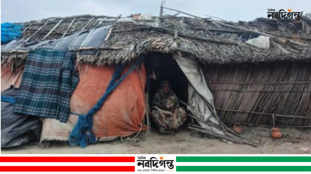 বেড়িবাঁধের পলিথিনের ঘরে জরিনার জীবন, বন বন্ধে আয়হীন অসহায় পরিবার