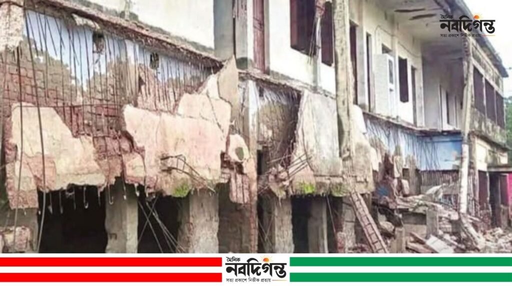 কয়রায় ঝুঁকিপূর্ণ বিদ্যালয় ভবন ধস, নিরাপদ আশ্রয়কেন্দ্রের দাবি জোরালো কয়রায় ঝুঁকিপূর্ণ বিদ্যালয় ভবন ধস, নিরাপদ আশ্রয়কেন্দ্রের দাবি জোরালো