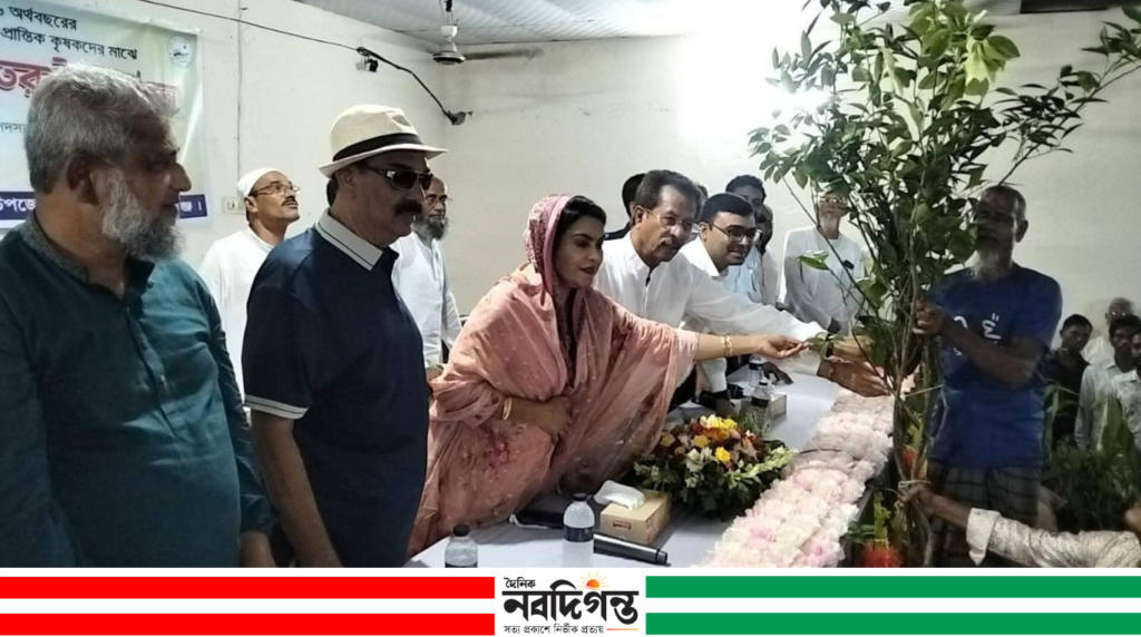 ক্ষুদ্র ও প্রান্তিক কৃষকদের মাঝে বিনামূল্যে বাকেরগঞ্জে বীজ, সার ও চারা বিতরণ