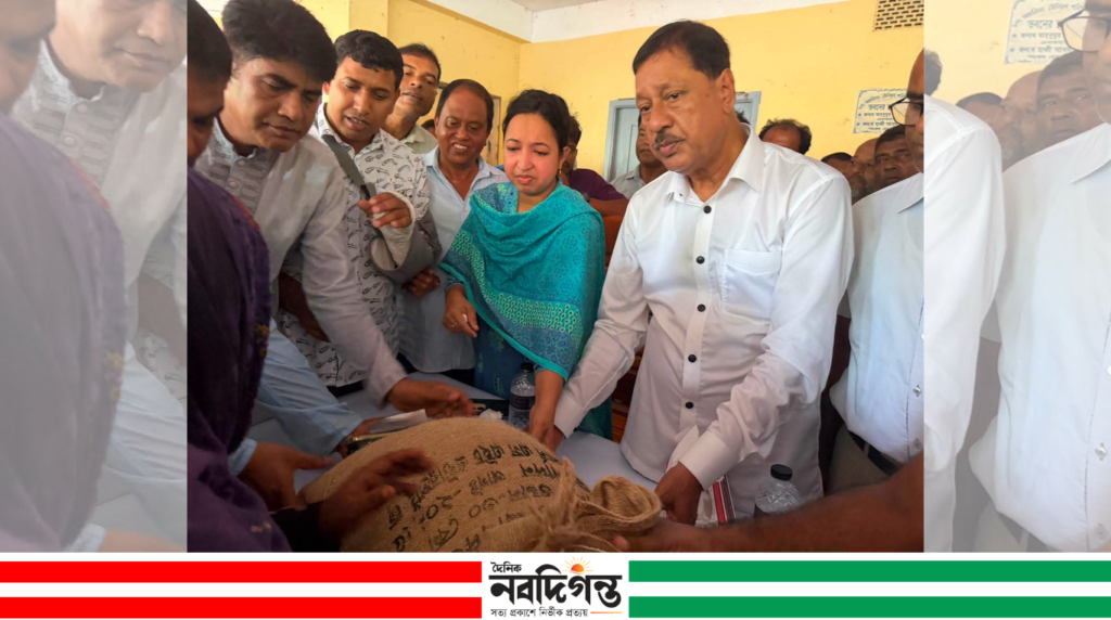কটিয়াদীতে ক্ষতিগ্রস্ত প্রান্তিক কৃষকদের মাঝে কৃষি প্রণোদনার চাল বিতরণ কটিয়াদীতে ক্ষতিগ্রস্ত প্রান্তিক কৃষকদের মাঝে কৃষি প্রণোদনার চাল বিতরণ