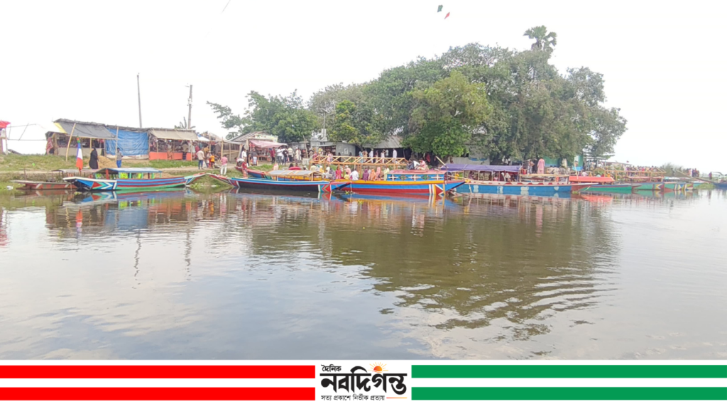 ভক্ত-দর্শনার্থীদের ভিড়ে মুখর তিশিখালীর মাজার প্রাঙ্গণ