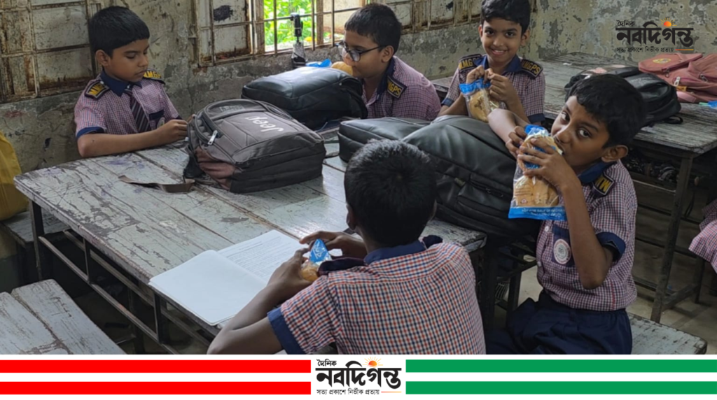 রূপগঞ্জে মান যাচাই করে বিতরণ হচ্ছে স্কুল ফিডিংয়ের খাবার