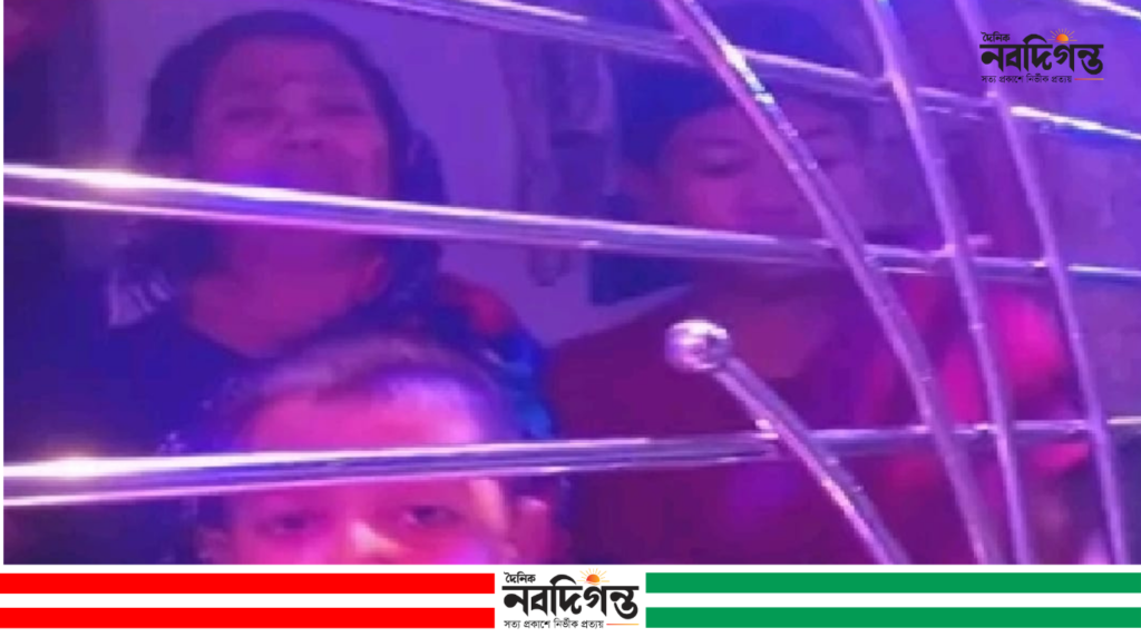 খুলনায় বাড়ি দখলের চেষ্টা ও অবরুদ্ধ করার অভিযোগ, আতঙ্কে দুই শিশুসহ তিন নারী খুলনায় বাড়ি দখলের চেষ্টা ও অবরুদ্ধ করার অভিযোগ, আতঙ্কে দুই শিশুসহ তিন নারী