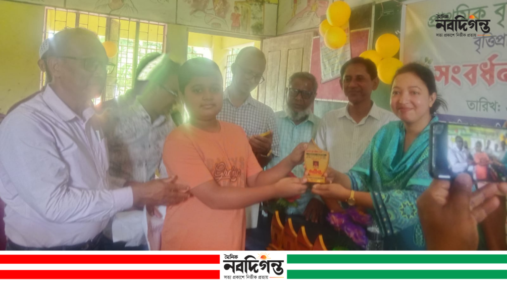 কটিয়াদীর আচমিতা সপ্রাবি ১৪ বৃত্তিপ্রাপ্ত শিক্ষার্থীকে সংবর্ধনা