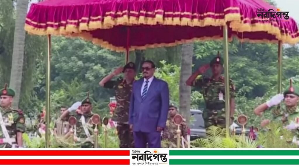 গার্ড অব অনার শেষে বঙ্গভবন ছাড়লেন ভারপ্রাপ্ত রাষ্ট্রপতি হাফিজ উদ্দিন আহমদ