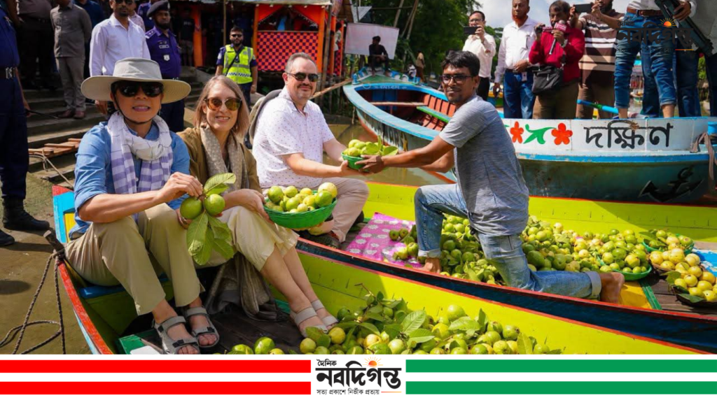 ভিমরুলির ভাসমান পেয়ারা বাজারে মার্কিন রাষ্ট্রদূত ক্রিস্টেনসেন
