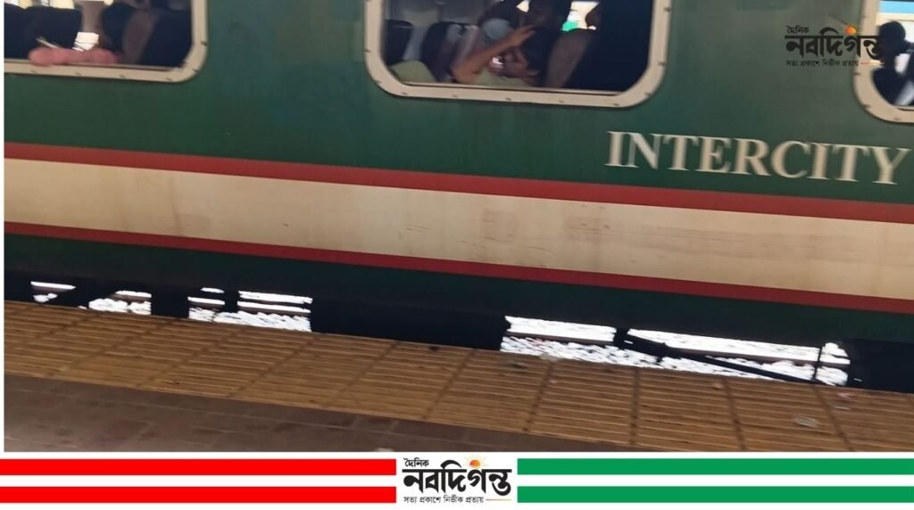 কমলাপুরে ইঞ্জিন সংকটে দূরপাল্লার ট্রেন, ভোগান্তিতে যাত্রীরা
