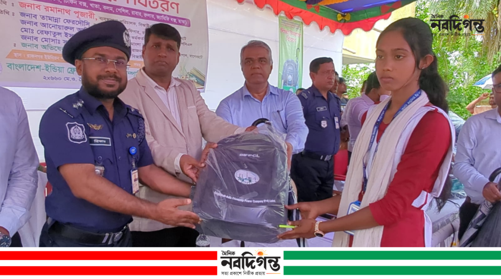 রামপালে ৩২১ শিক্ষার্থীর মাঝে শিক্ষা উপকরণ বিতরণ
