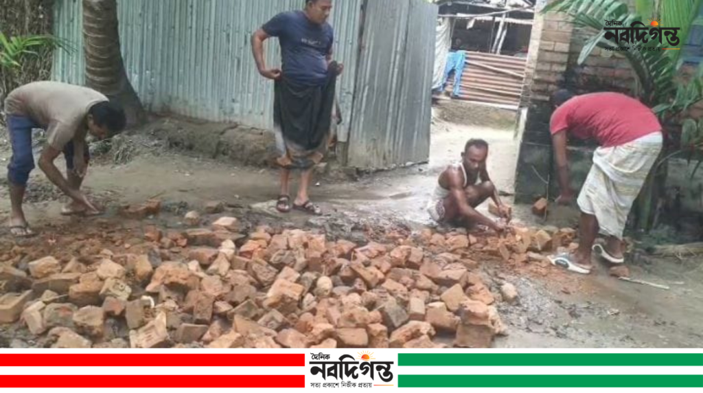বাড়ি বাড়ি মুষ্টি চাল তুলে নিজেদের টাকায় রাস্তা বানালেন নলডাঙ্গার মানুষ