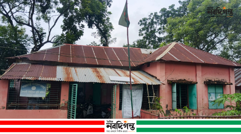 শ্যামনগরের কৈখালী ভূমি অফিসের জরাজীর্ণ ভবনেই চলছে কার্যক্রম