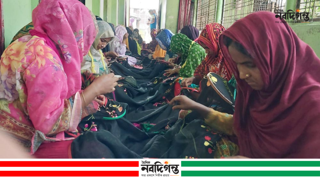 নাগেশ্বরীতে বুটিক প্রশিক্ষণে স্বাবলম্বী হওয়ার স্বপ্ন দেখছেন নারীরা