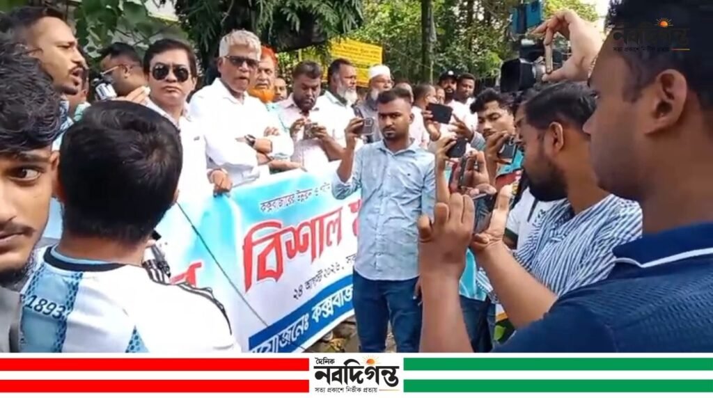 কক্সবাজারে উন্নয়ন ও পর্যটন শিল্প রক্ষার দাবিতে মানববন্ধন