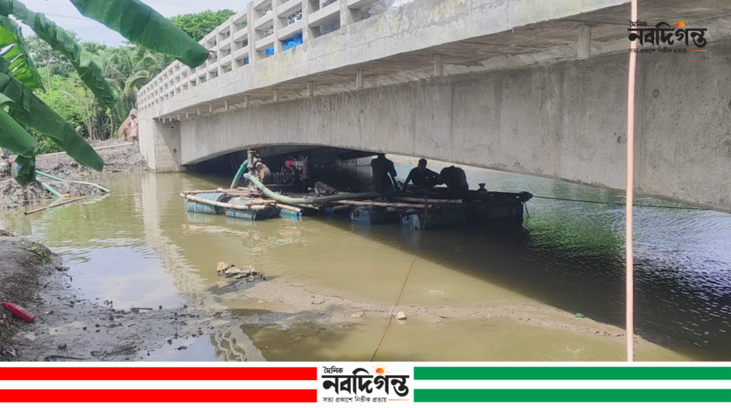 মোড়েলগঞ্জে কালভার্টের নিচ থেকে অবৈধ বালু উত্তোলনের অভিযোগ