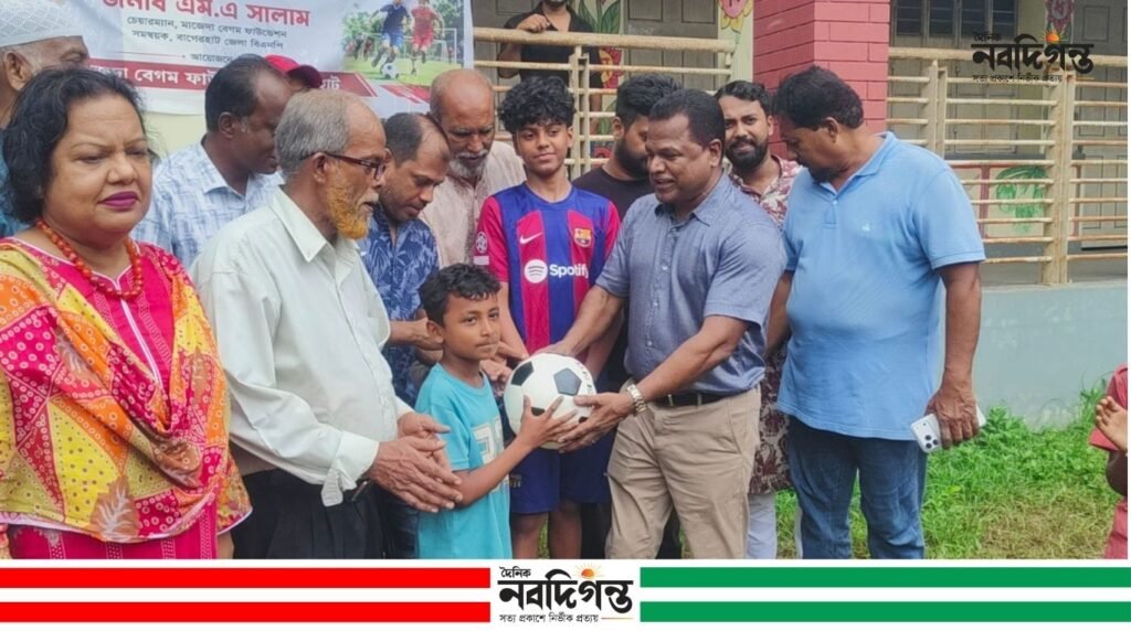 বাগেরহাটে শিক্ষার্থীদের মাঝে ফুটবল বিতরণ ও বৃক্ষরোপণ বাগেরহাটে শিক্ষার্থীদের মাঝে ফুটবল বিতরণ ও বৃক্ষরোপণ
