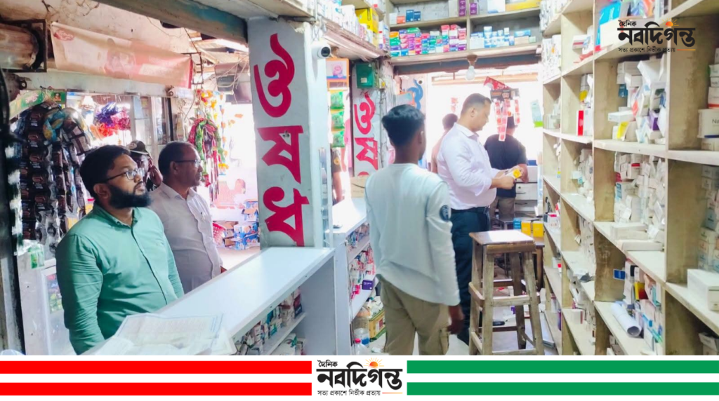 জয়পুরহাটে তিন ফার্মেসিকে ১৭ হাজার টাকা জরিমানা