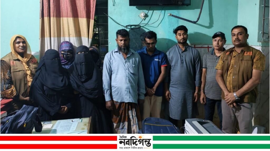 নোয়াখালীর চৌমুহনীতে দুই আবাসিক হোটেলে ডিবির অভিযান: গ্রেপ্তার ৮