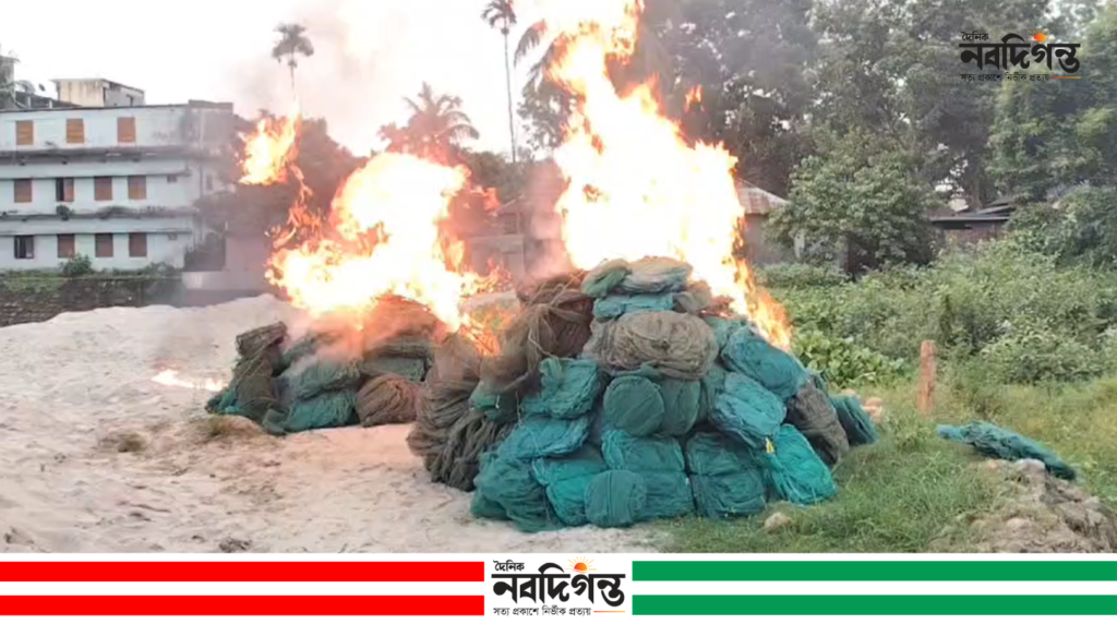 কালিহাতীতে প্রায় ১৩ লাখ টাকার নিষিদ্ধ জাল জব্দ, আগুনে ধ্বংস কালিহাতীতে প্রায় ১৩ লাখ টাকার নিষিদ্ধ জাল জব্দ, আগুনে ধ্বংস